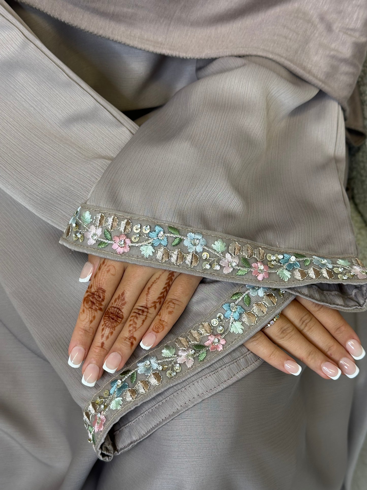 Goldar 2.0 floral lace gem closed zoom abaya