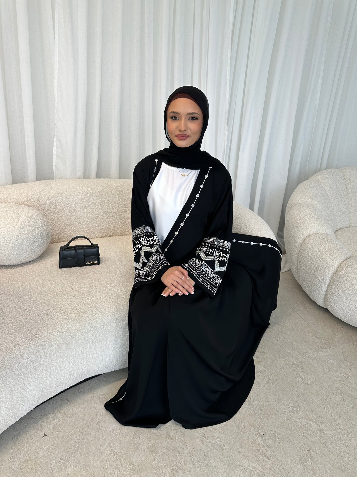 Sanna open zoom black abaya
