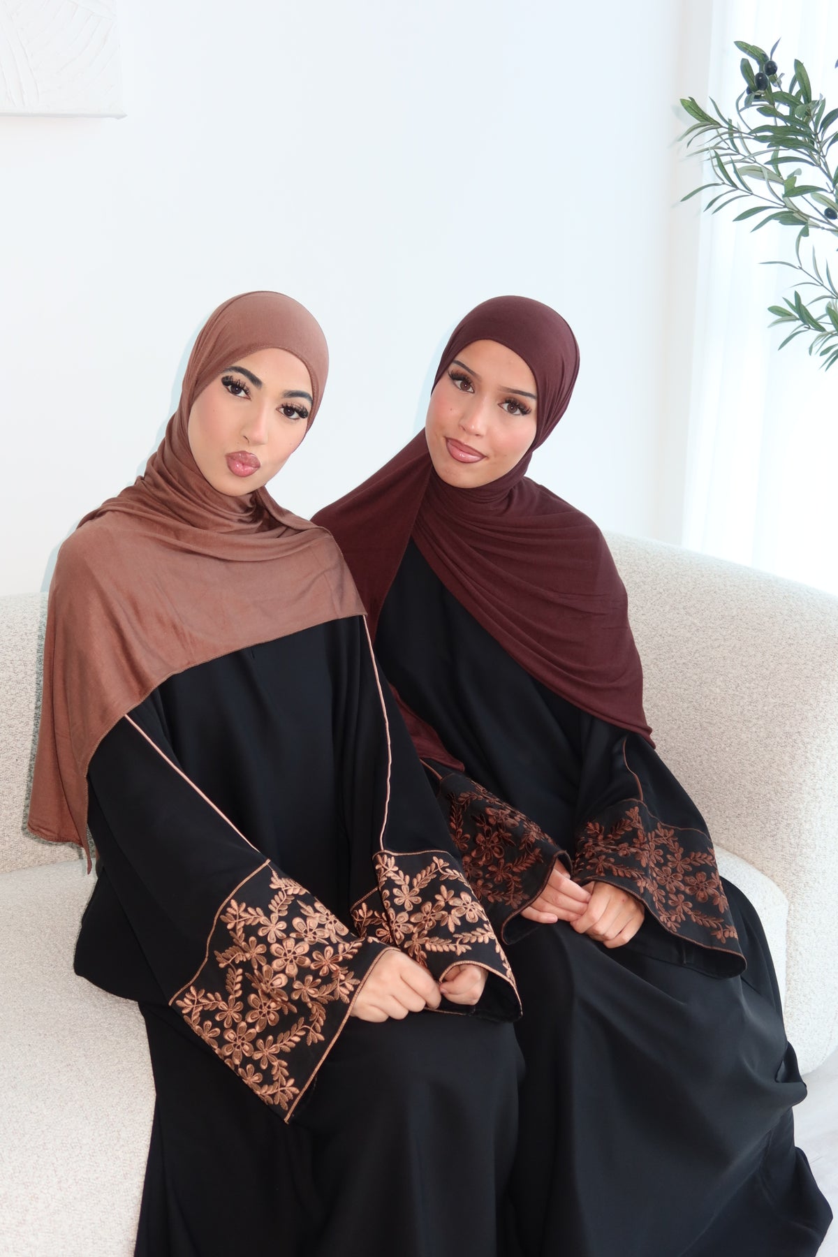 Mina black closed nida abaya