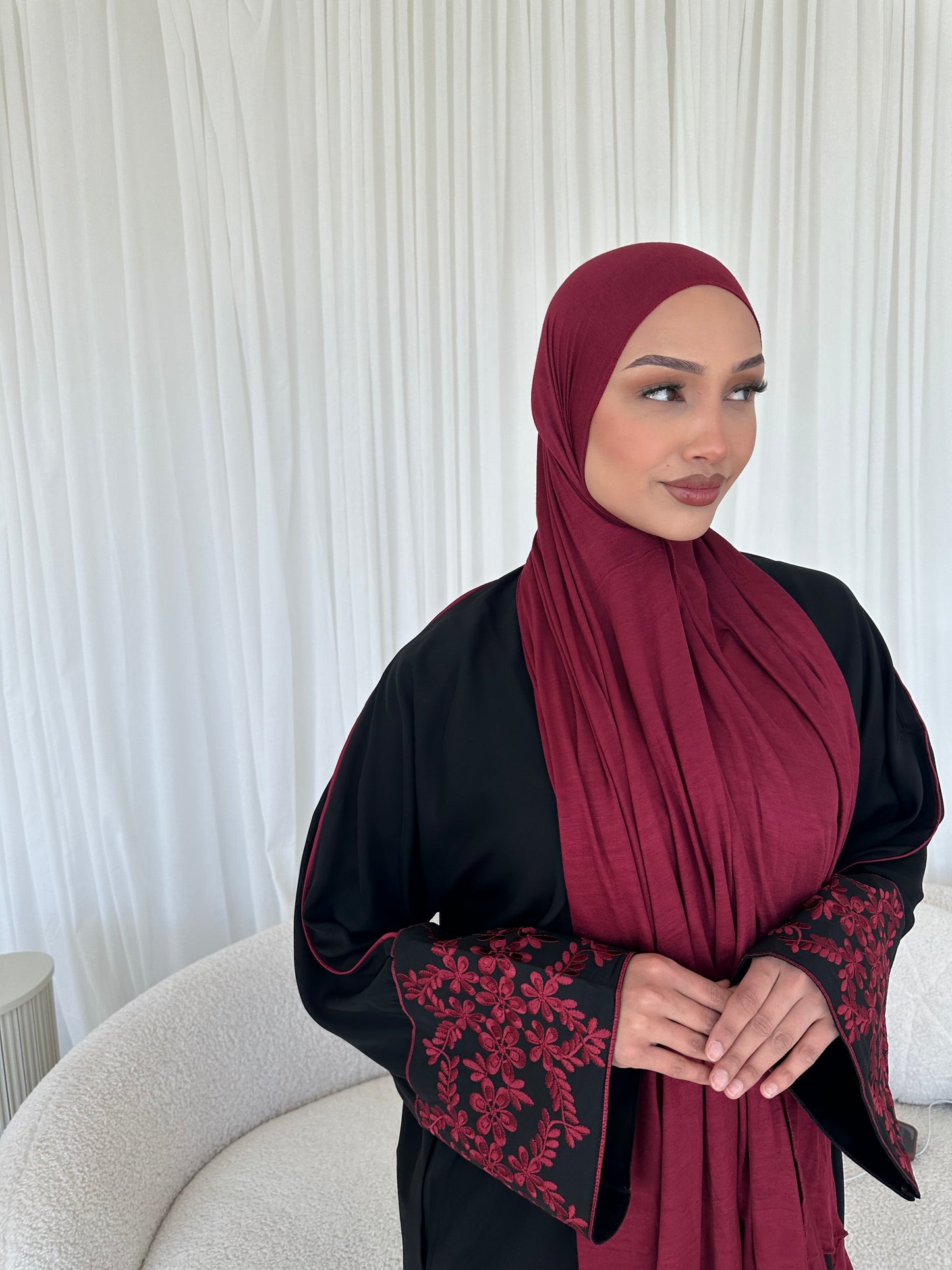 Mina black closed nida abaya