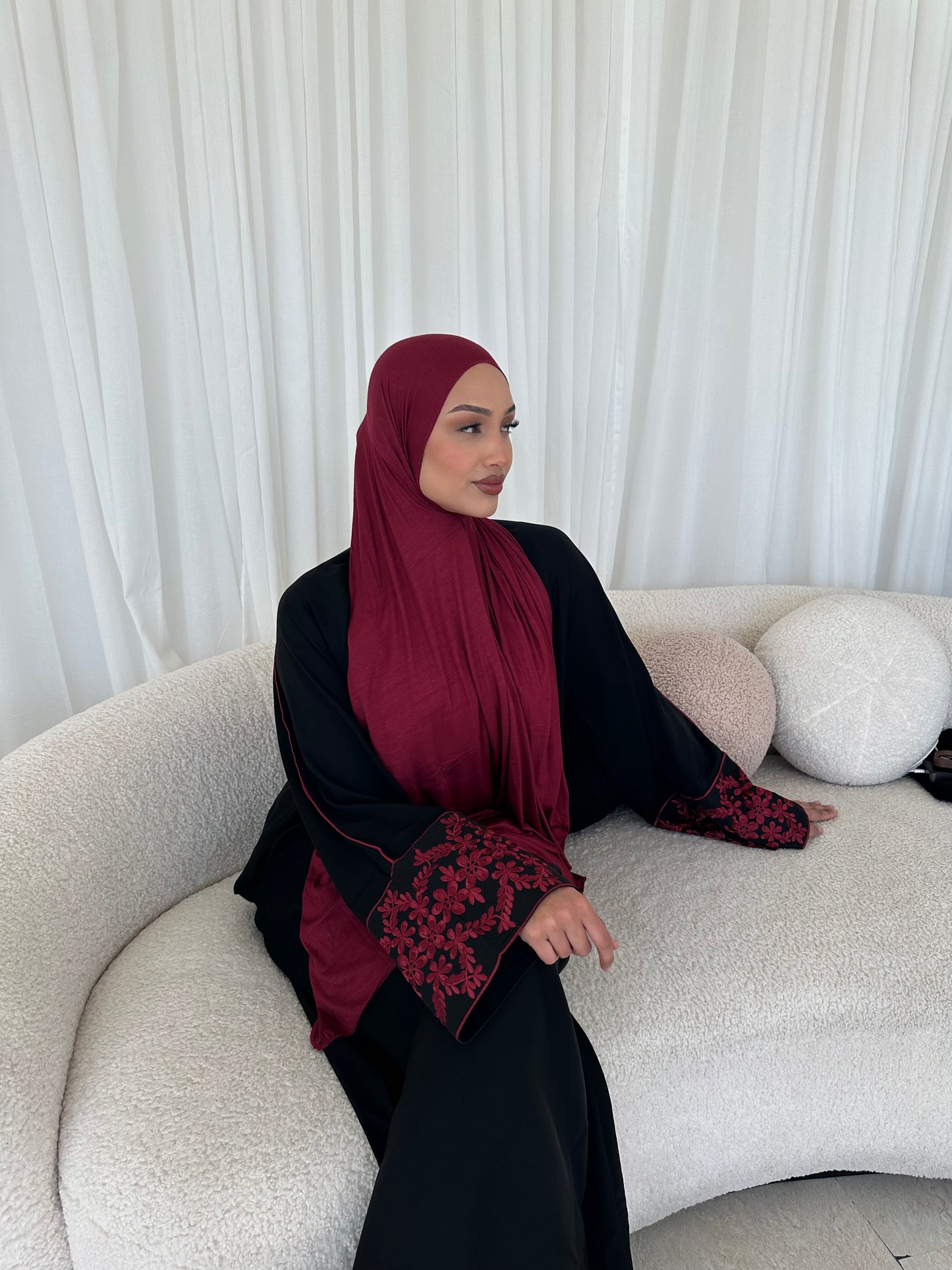 Mina black closed nida abaya