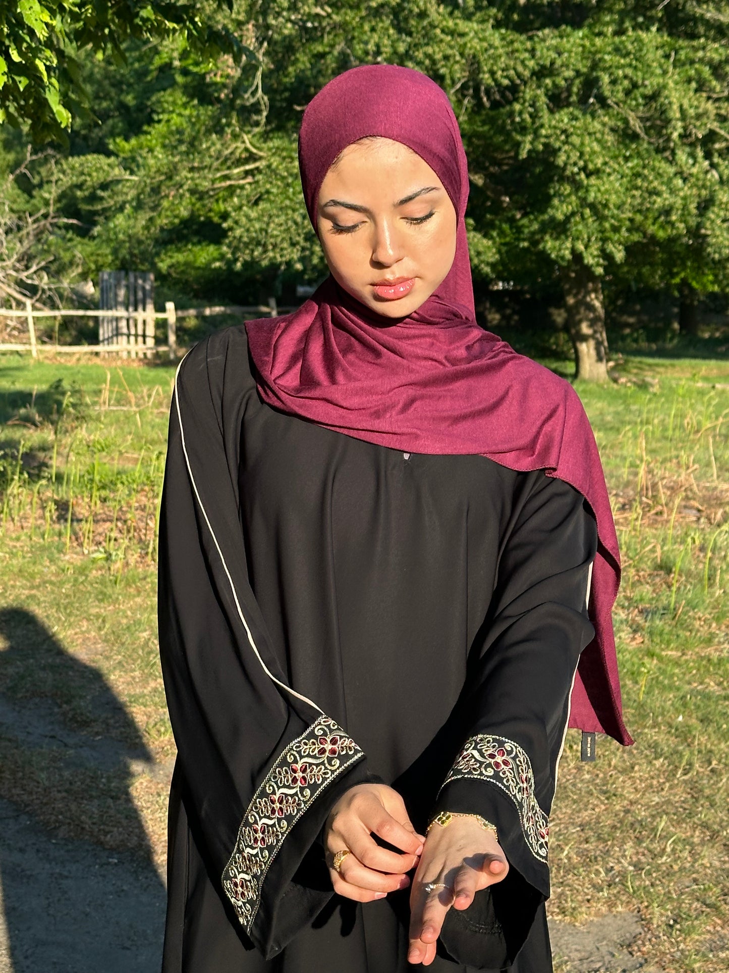 Haniya black closed nida abaya