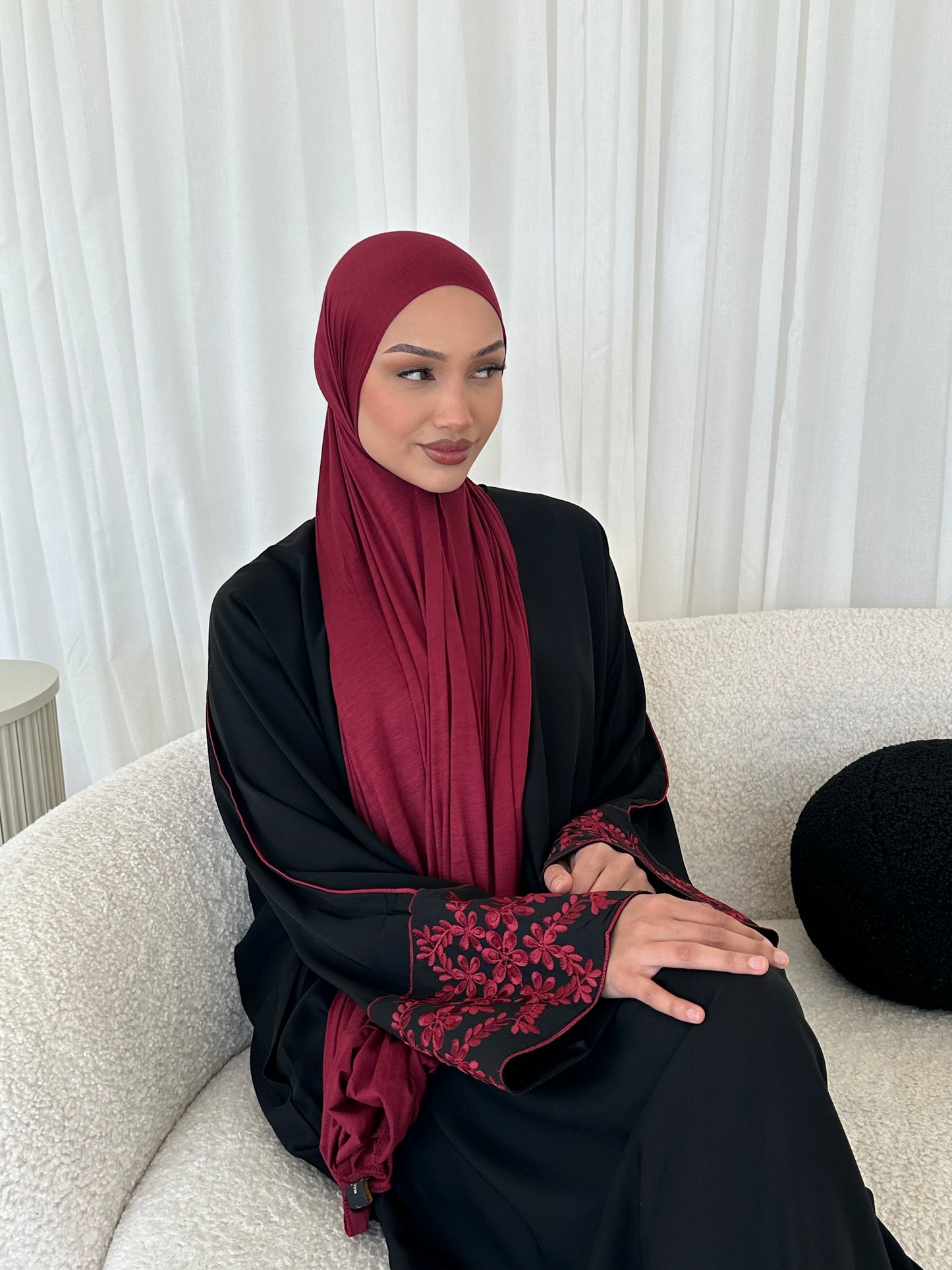 Mina black closed nida abaya