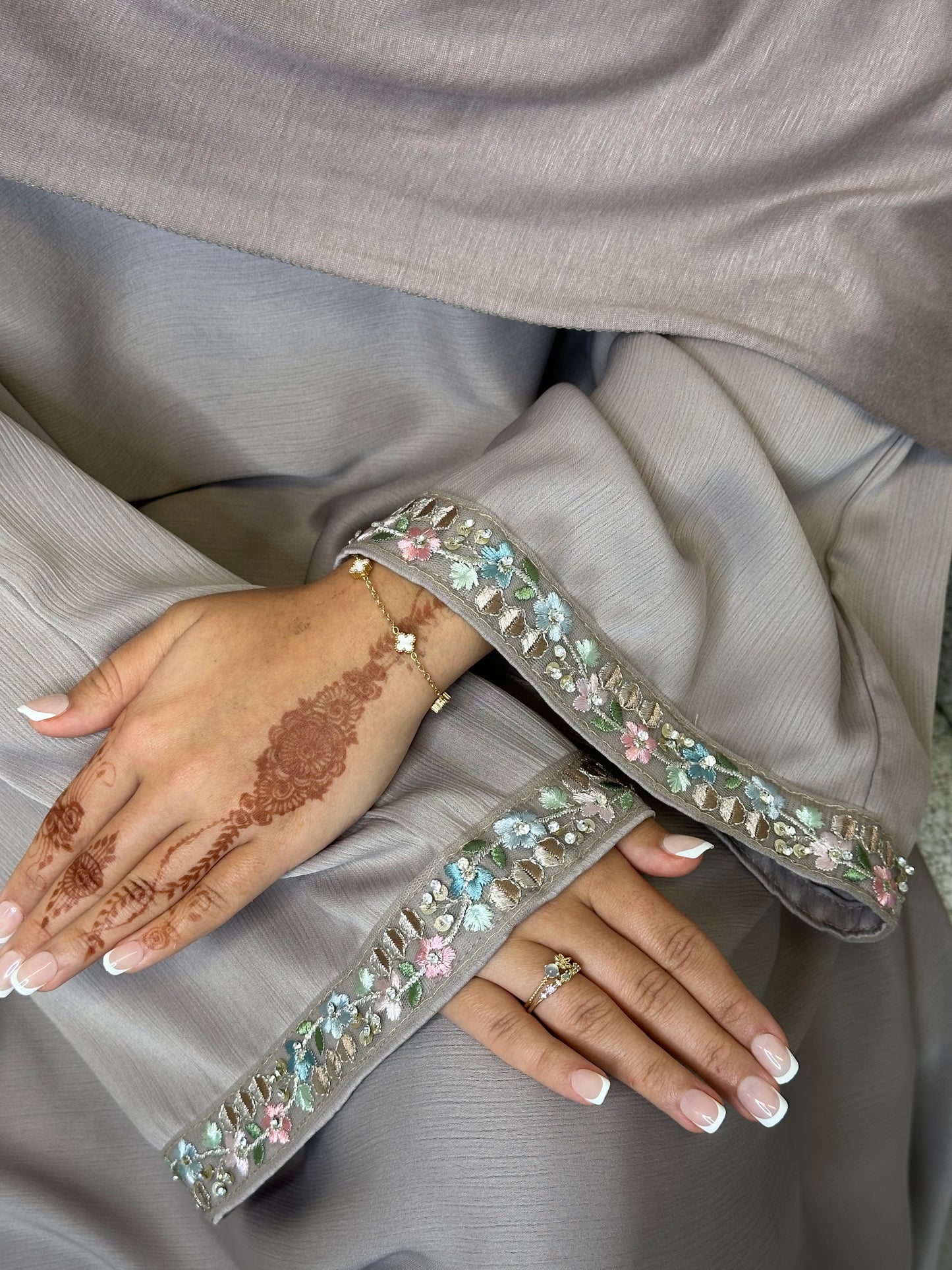 Goldar 2.0 floral lace gem closed zoom abaya