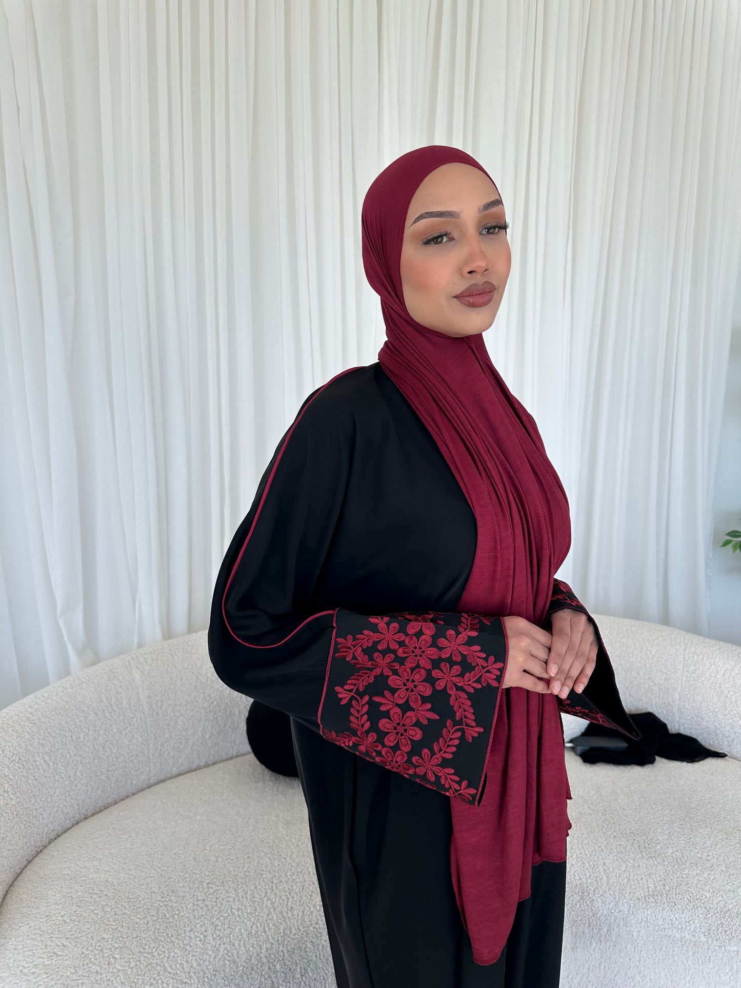 Mina black closed nida abaya