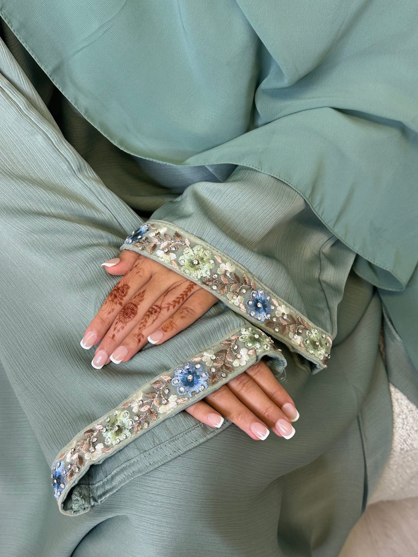 Goldar 2.0 floral lace gem closed zoom abaya