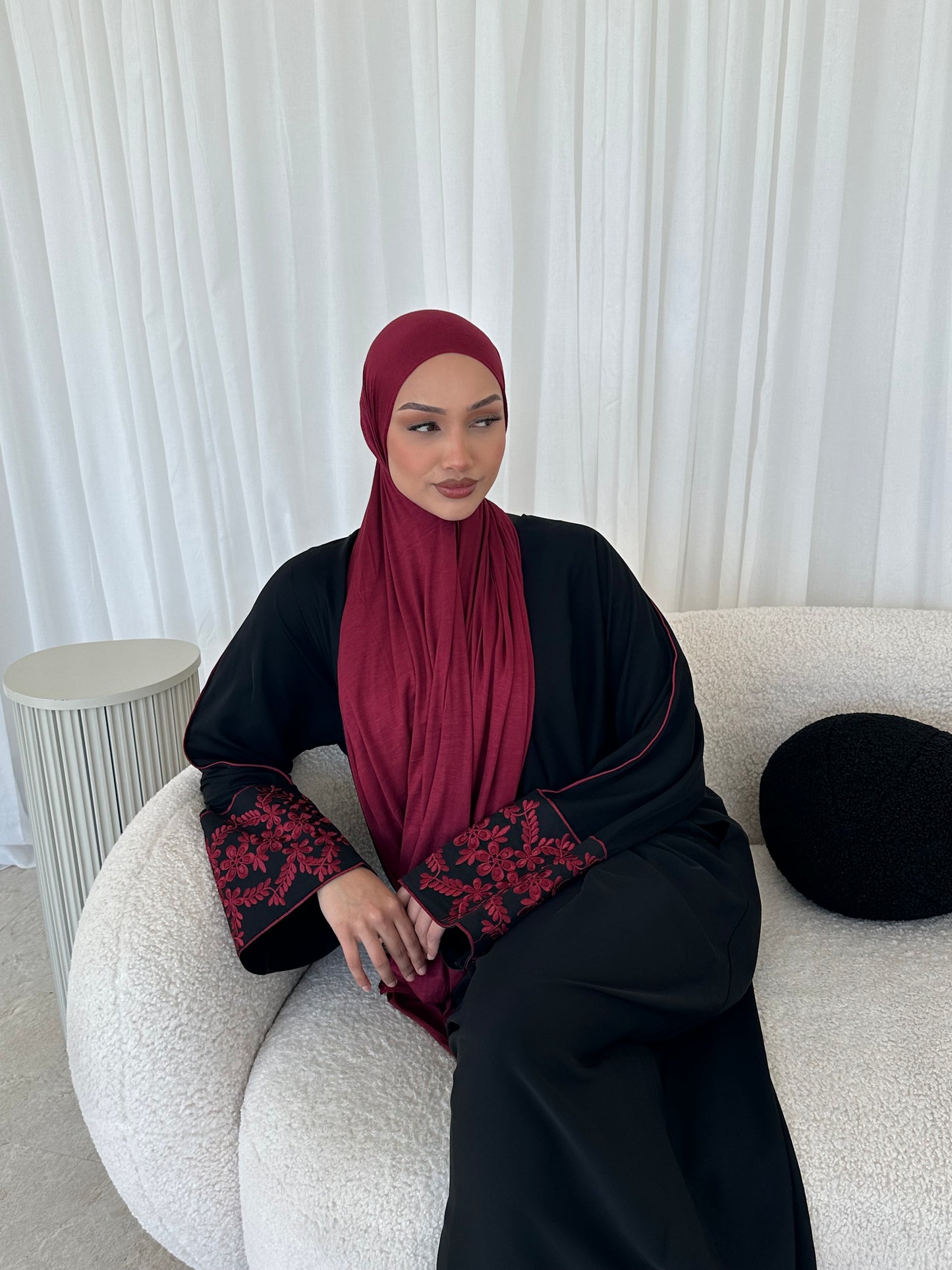 Mina black closed nida abaya