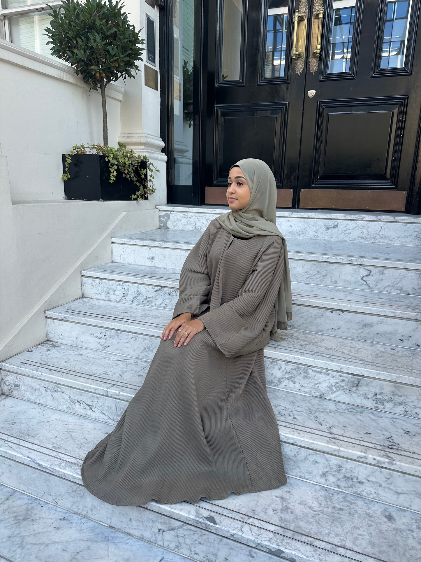 Ribbed closed autumn abaya