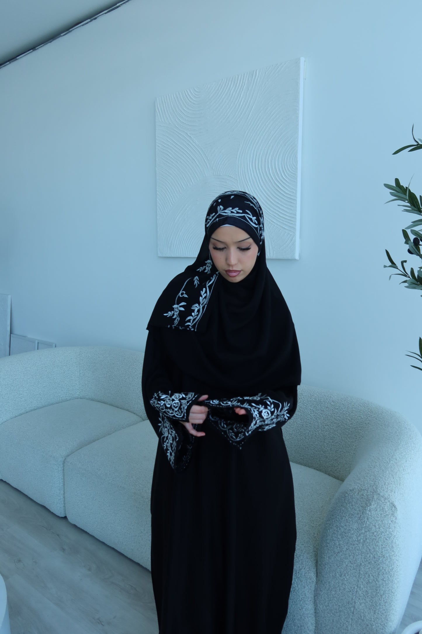 Zahia black closed abaya with embroidery