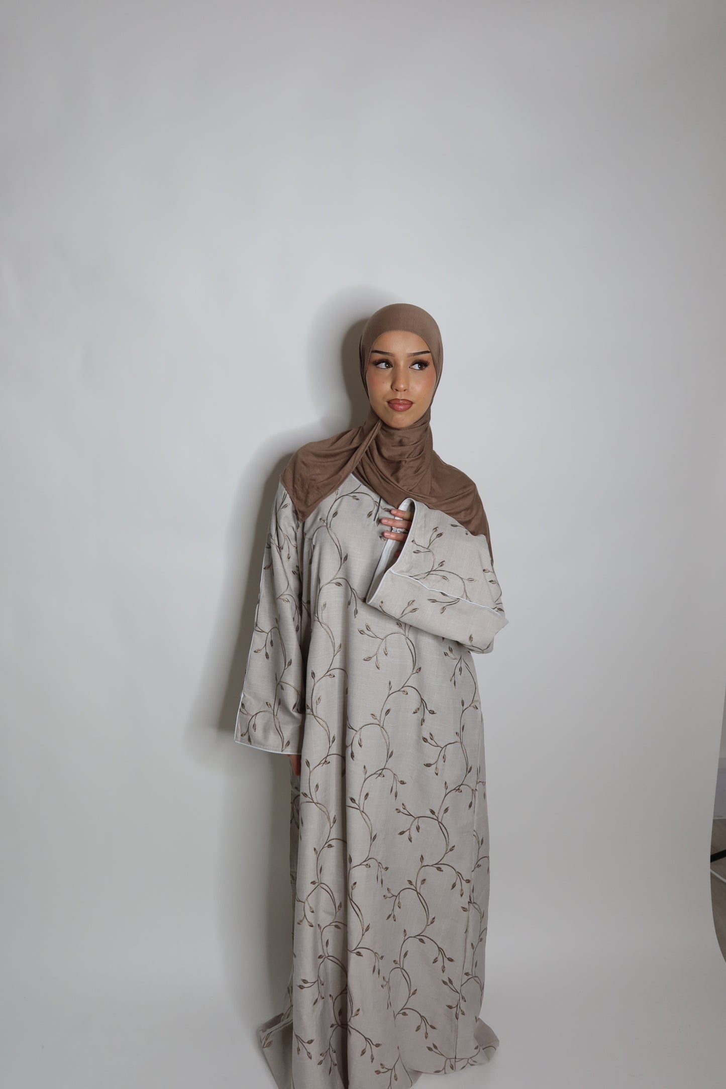 Hafsa Linen leaf embroidery closed abaya