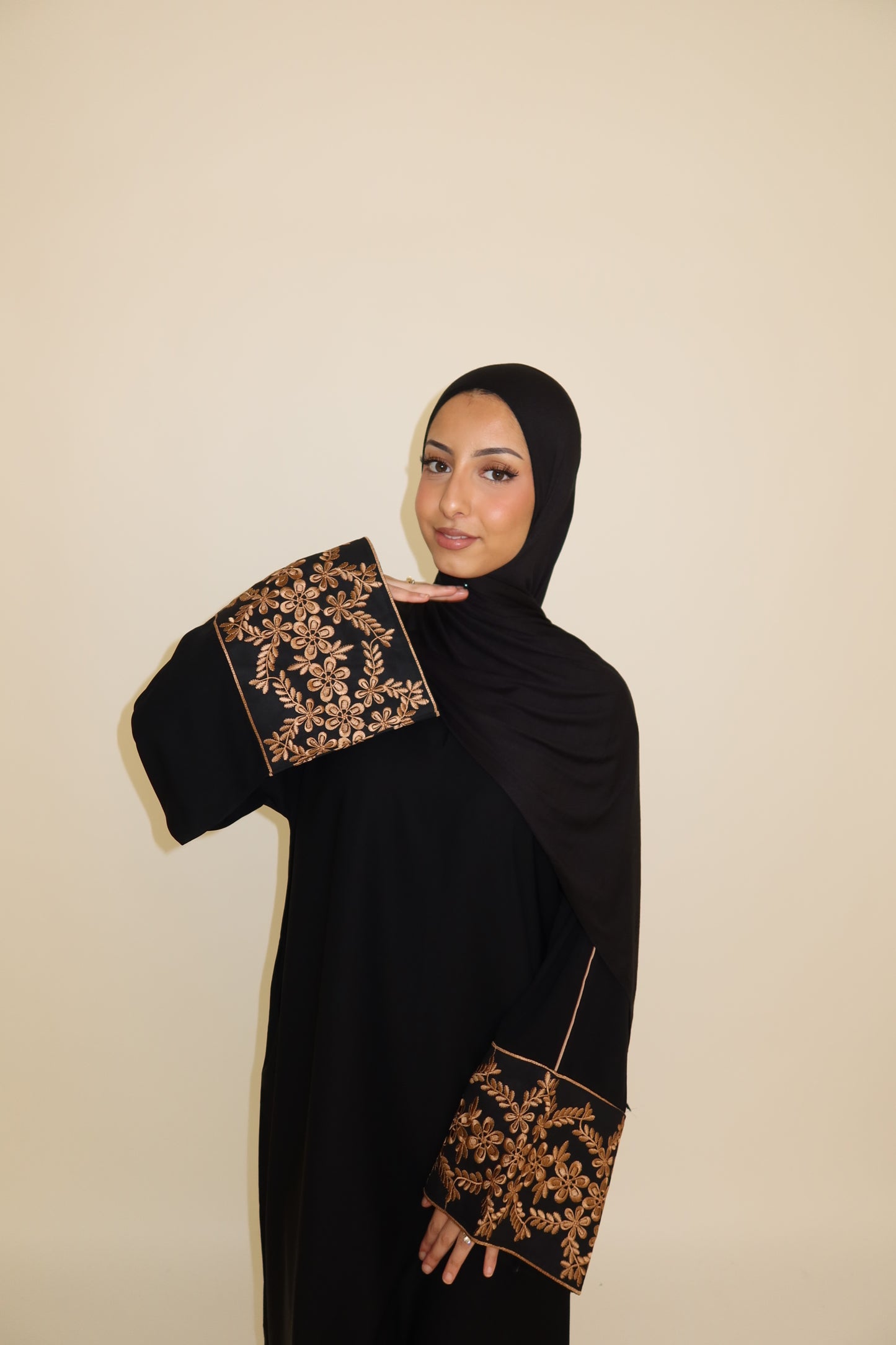 Mina black closed nida abaya