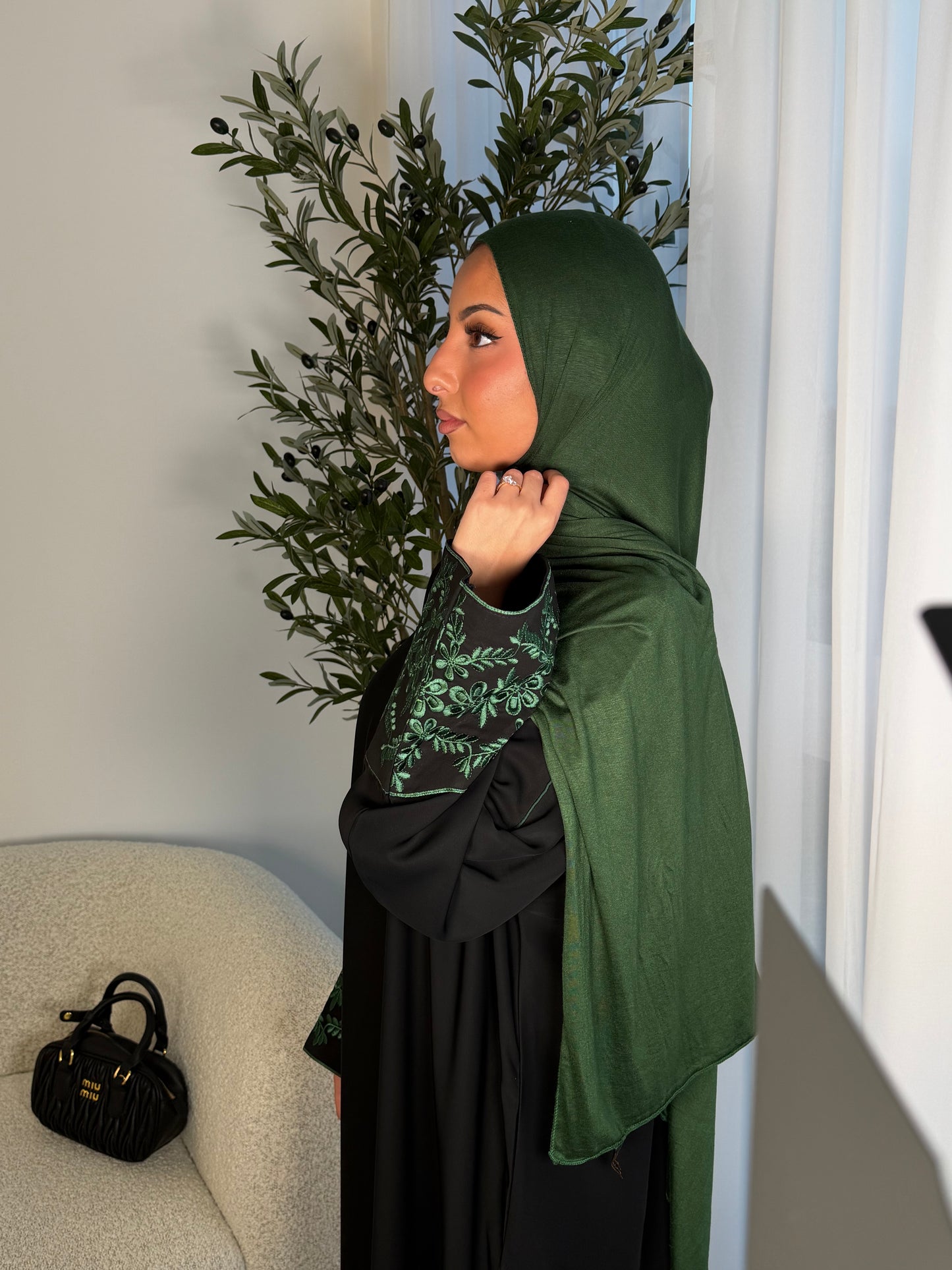 Mina black closed nida abaya