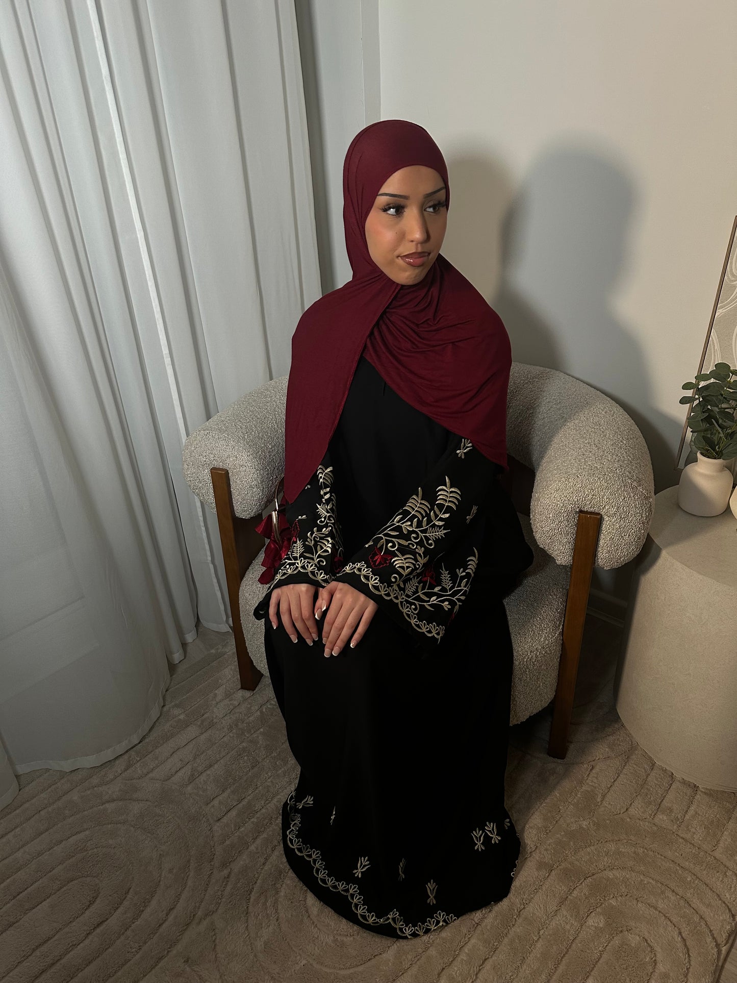 Selma closed embroidery abaya