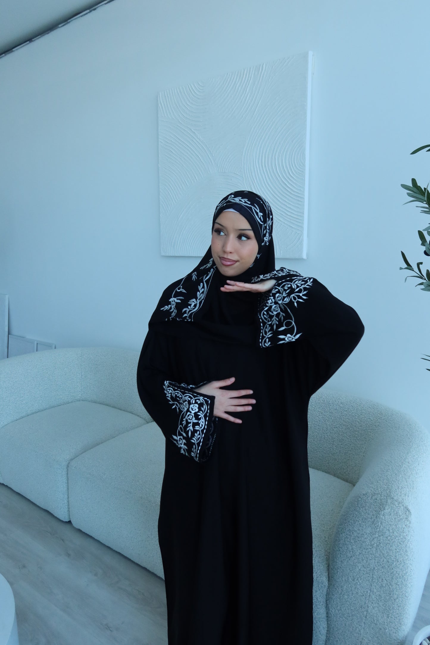Zahia black closed abaya with embroidery