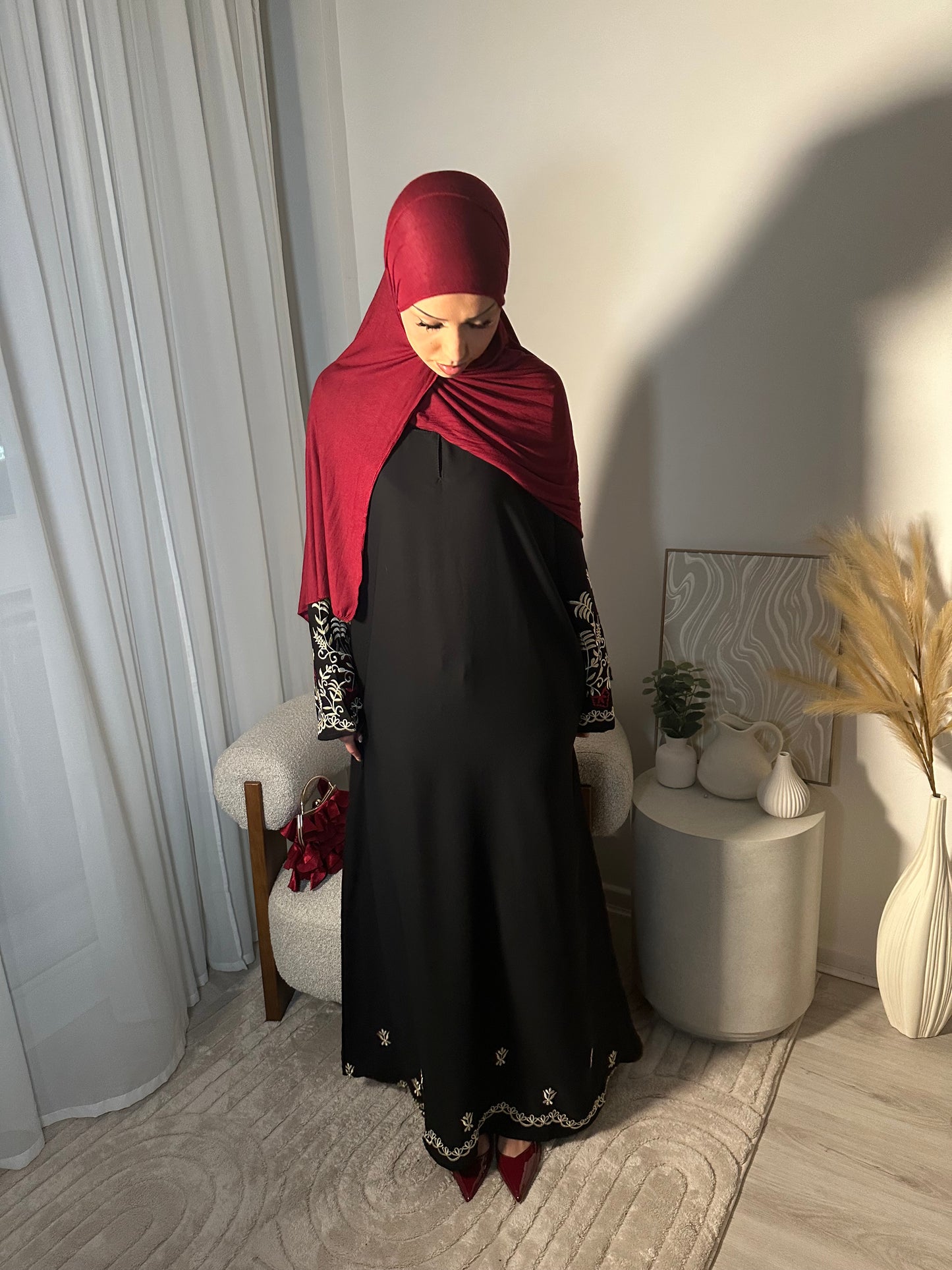 Selma closed embroidery abaya