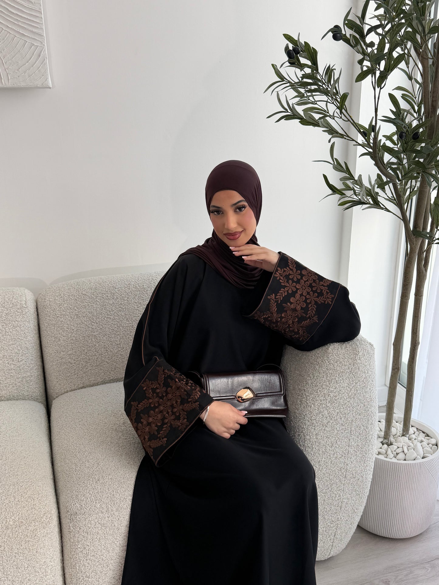 Mina black closed nida abaya