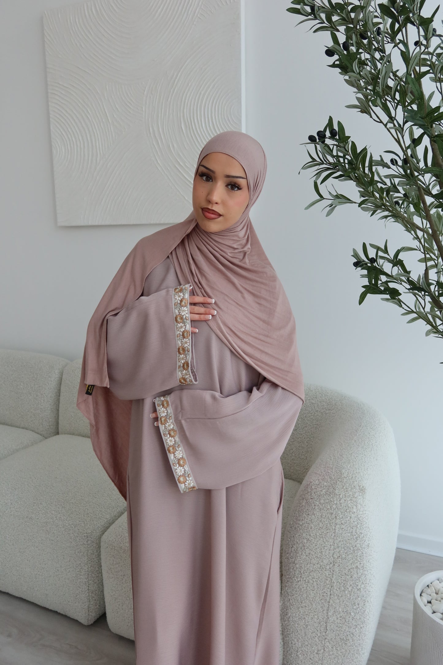 Hiba lace closed abaya