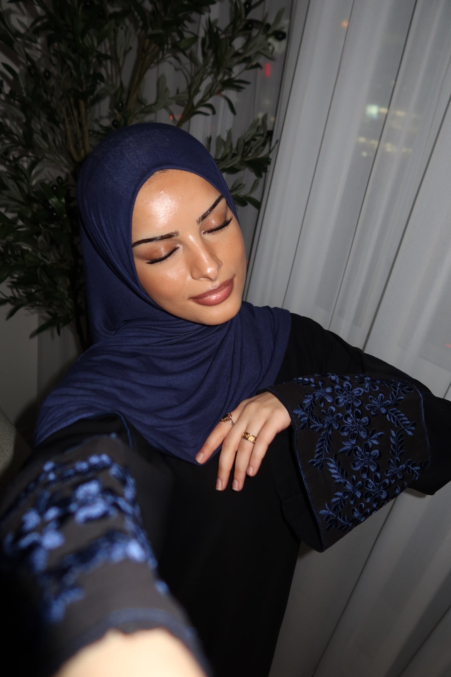 Mina black closed nida abaya