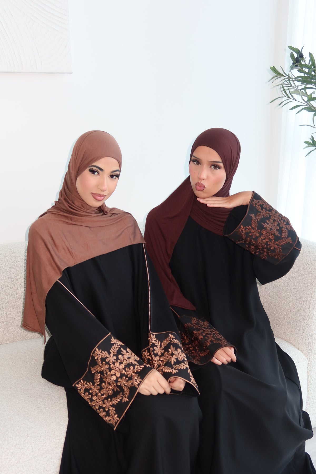 Mina black closed nida abaya
