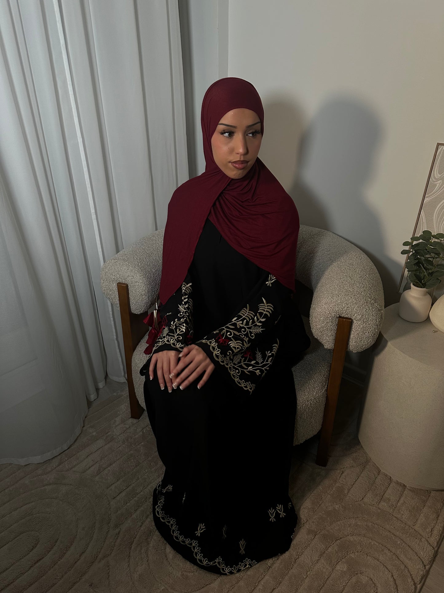 Selma closed embroidery abaya