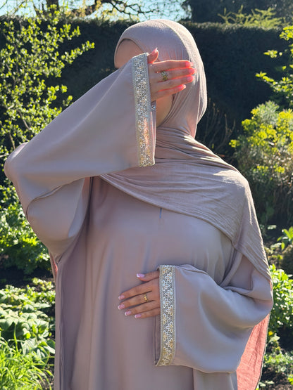 CLEARANCE- Hina closed lace abaya